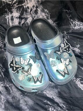 CROCS Iridescent Blue Butterfly Charm Clog Mules m6 w8 NWOT
